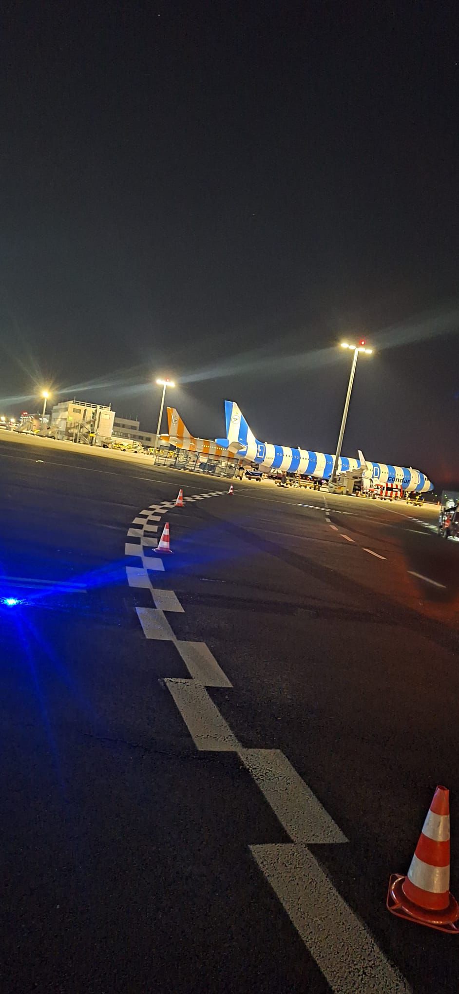 Rollweg- und Vorfeldmarkierung am Flughafen