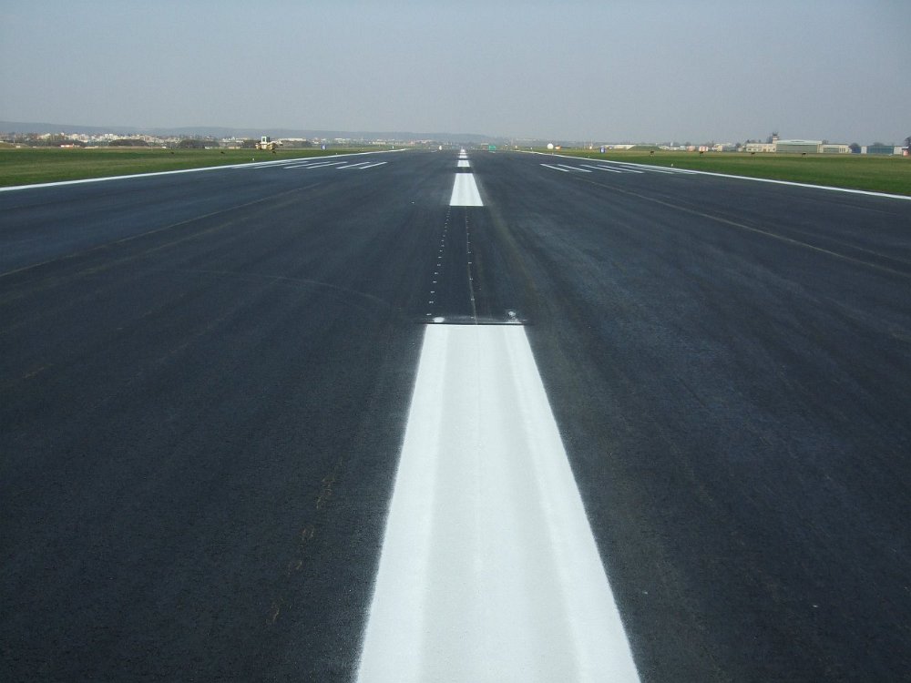 Pistenmarkierung – Centerline auf dem Flughafen-Vorfeld