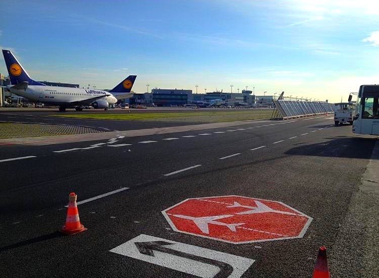 Vorfeld-Markierungen am Flughafen – Stopp- und Leitmarkierungen mit Lufthansa-Maschinen