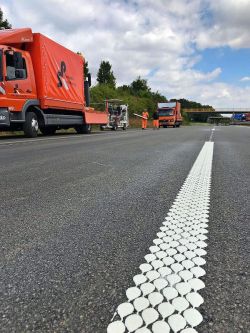 Hochreflektierende Rüttelstreifen auf der Bundesstraße – SP-Markierungsfahrzeuge im Einsatz