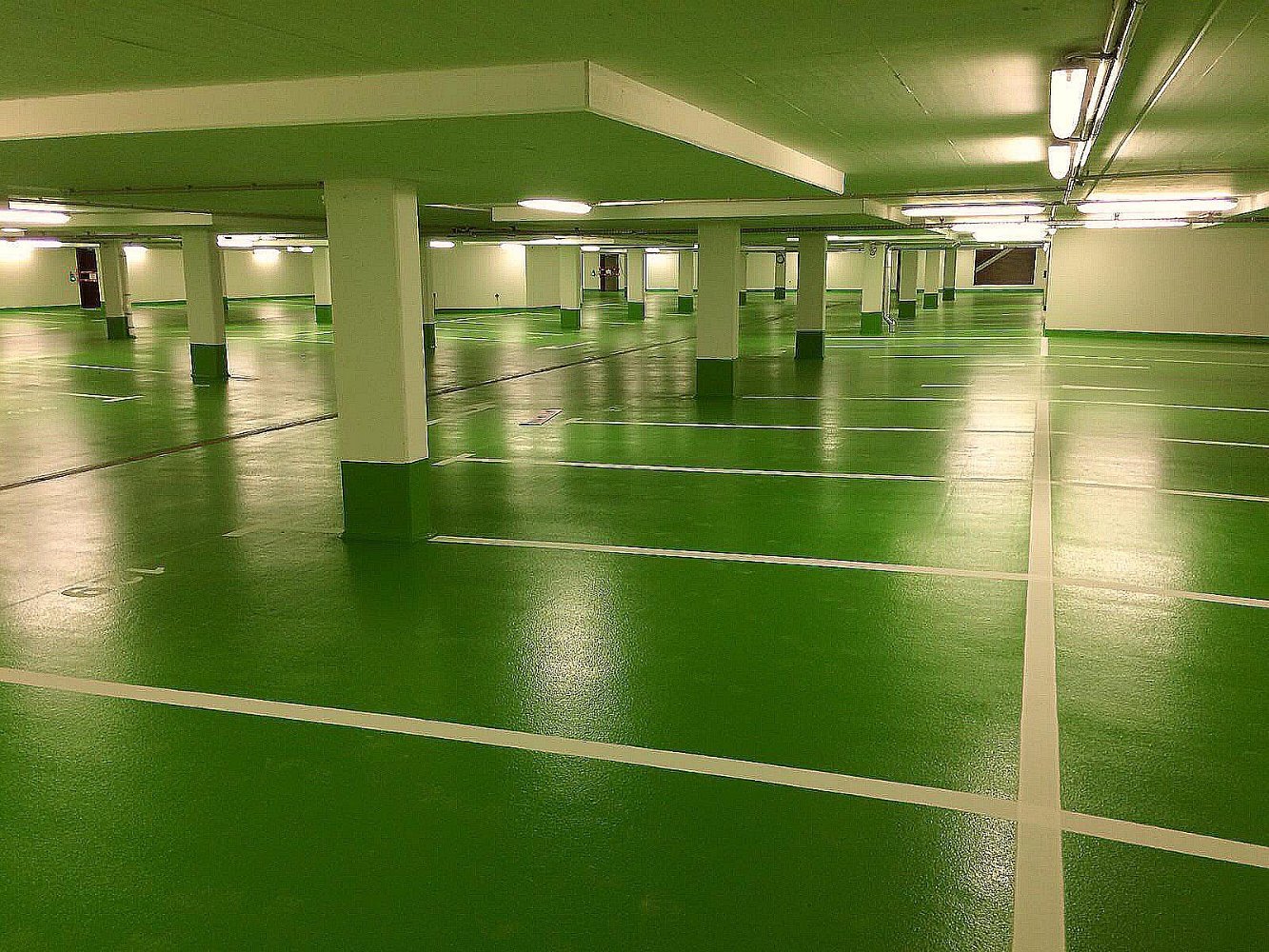 Grüne Tiefgaragen-Bodenmarkierung – vollflächige Beschichtung mit Stellplätzen