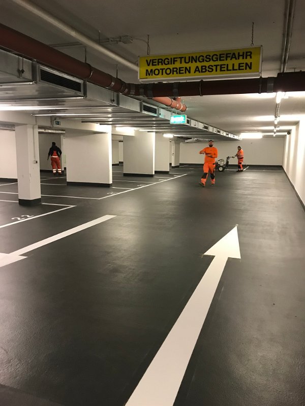 SP-Team bei der Tiefgaragenmarkierung – Pfeilmarkierungen und Fahrspuren in Arbeit