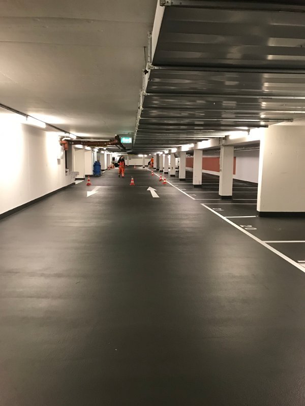 Tiefgaragenmarkierung – Stellplätze und Leitlinien frisch aufgebracht