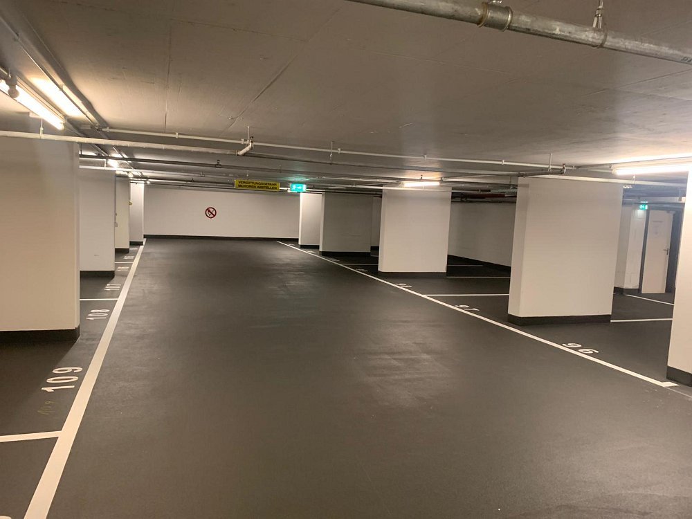 Tiefgarage mit nummerierten Stellplatzmarkierungen – frisch aufgebracht