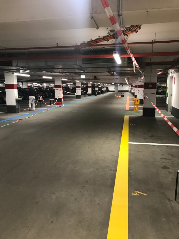 Parkhaus-Markierungsarbeiten im laufenden Betrieb – gelbe Leitlinie frisch markiert