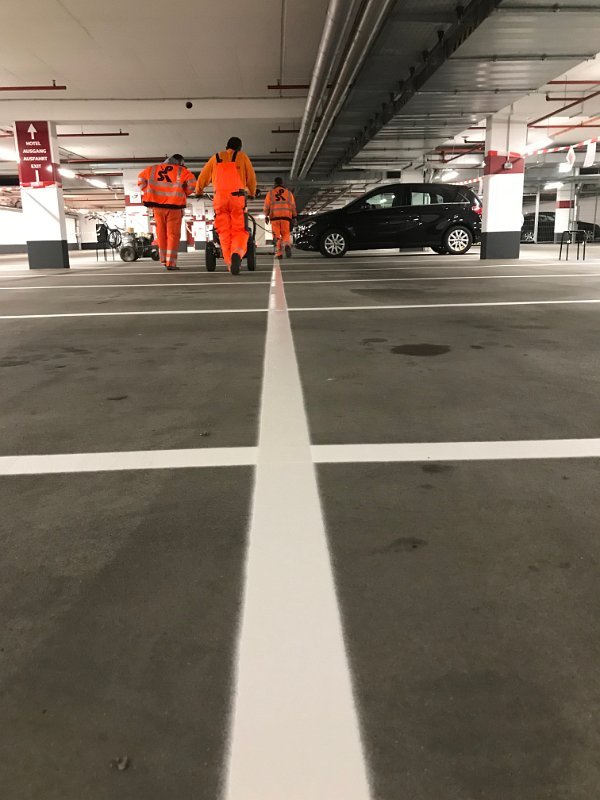 Tiefgaragenmarkierung mit Stellplatznummern und Fahrtrichtung