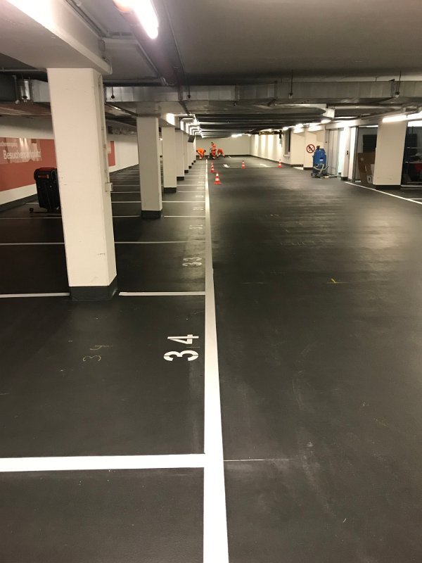 Parkhaus Bodenmarkierungen mit Spurführung und Leitlinien