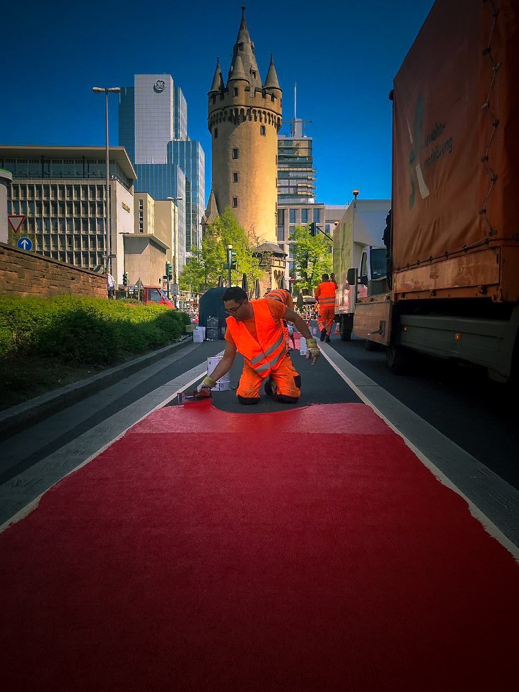 SP-Team beim Aufbringen roter Schutzstreifen in Frankfurt am Main – Eschenheimer Turm