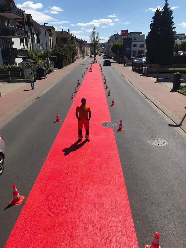 Kaltplastik-Schutzstreifen – Aufbringung roter Stadtmarkierung im Stadtbereich