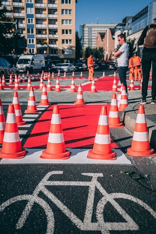 Rote Sondermarkierungen im Stadtbereich – Kaltplastik-Schutzstreifen