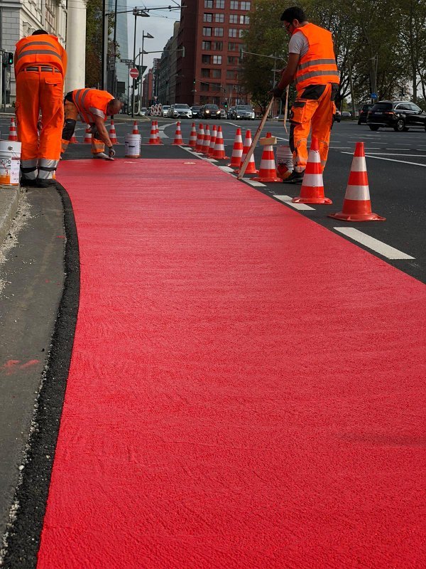 Rote Radwegmarkierungen – Kaltplastik-Schutzstreifen an Kreuzung