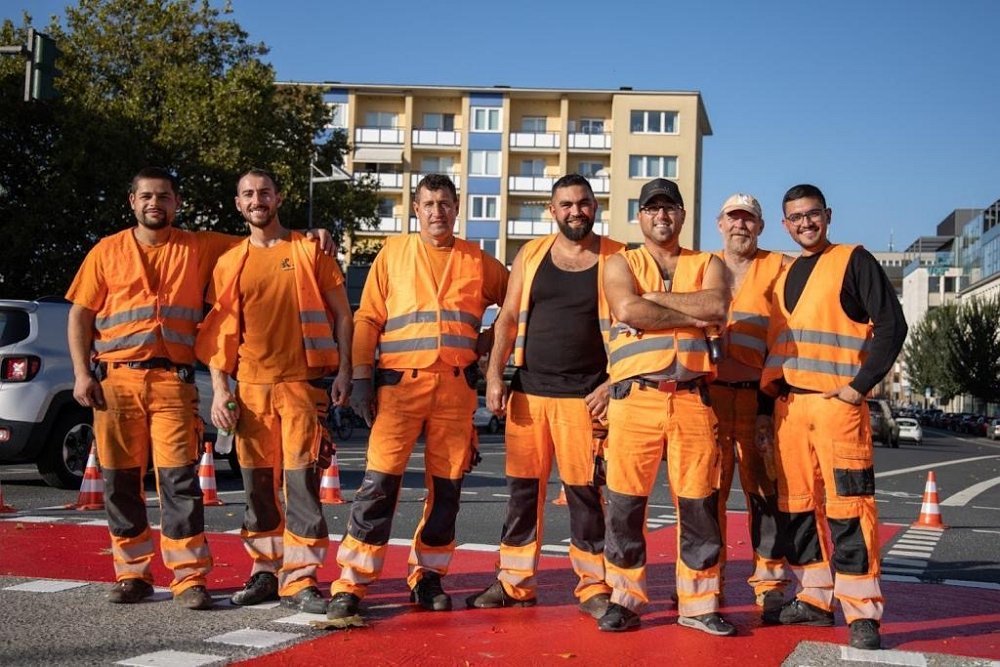 Sondermarkierung Radweg – rote Kaltplastik-Markierung im Stadtgebiet