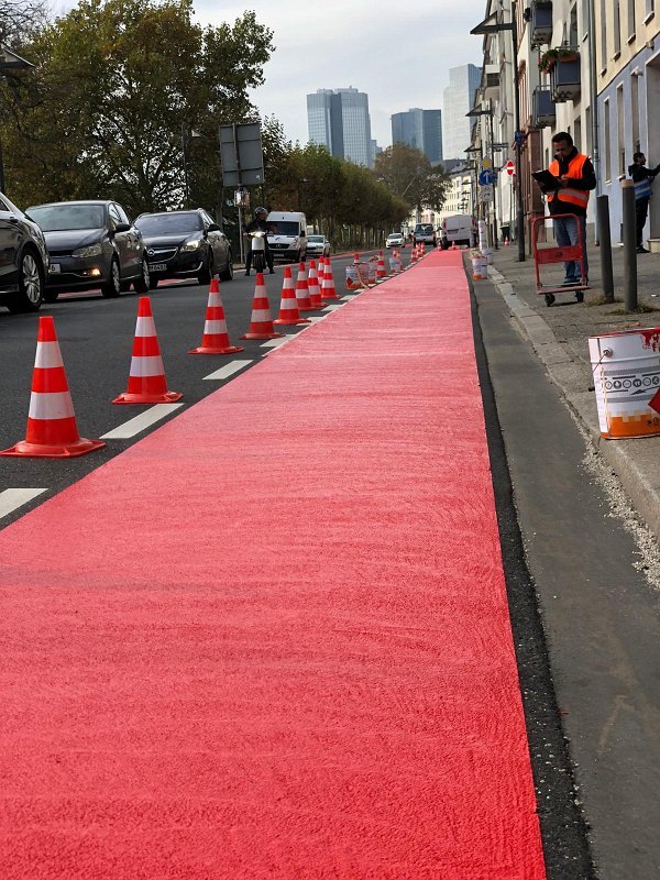 Rote Fahrbahnmarkierung – Kaltplastik-Schutzstreifen im Stadtgebiet