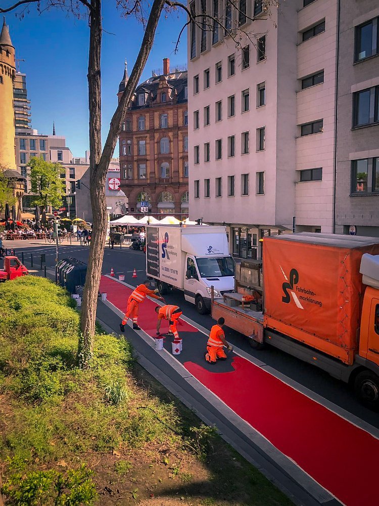 SP-Fahrzeuge und Team bei Stadtmarkierungsarbeiten in Frankfurt – roter Radschutzstreifen