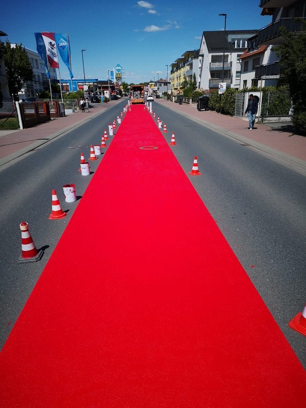 Stadtmarkierung – rote Sondermarkierungen und Schutzstreifen im Einsatz