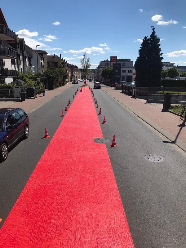 Kaltplastik-Schutzstreifen – roter Radweg neu markiert