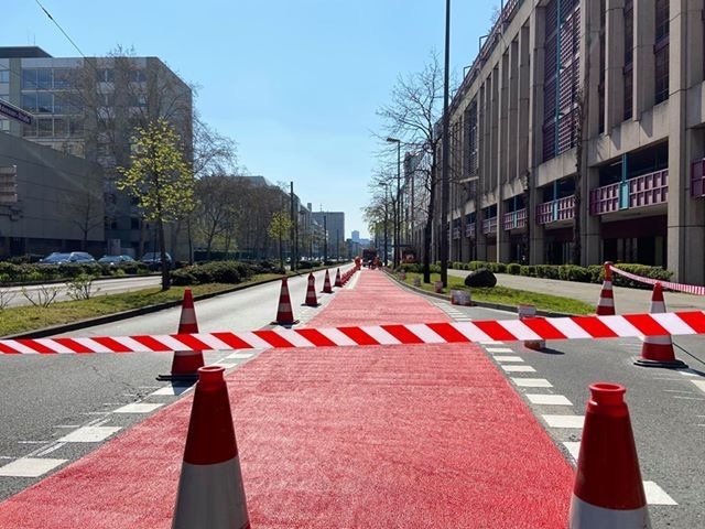 Roter Radschutzstreifen – Kaltplastikmarkierung in städtischer Lage