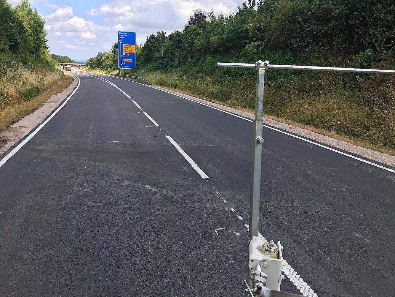 Fahrbahnmarkierung auf Bundesstraße – weiße Leitlinien und Randmarkierungen