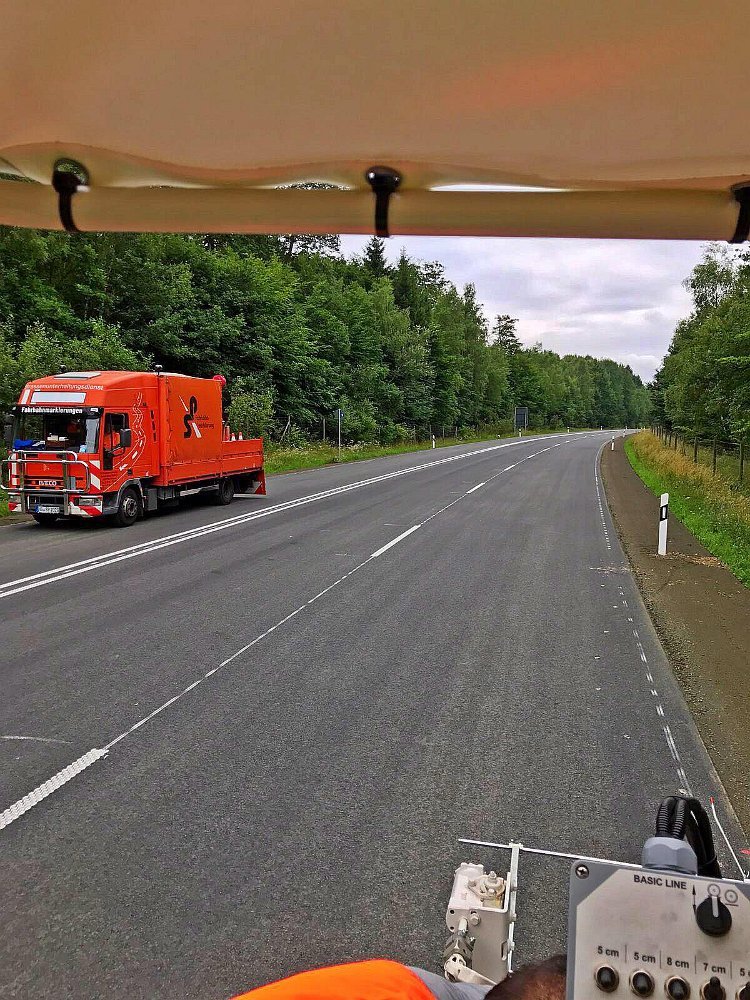 Blick aus der Markierungsmaschine – SP-Fahrzeug im Einsatz auf der Landstraße