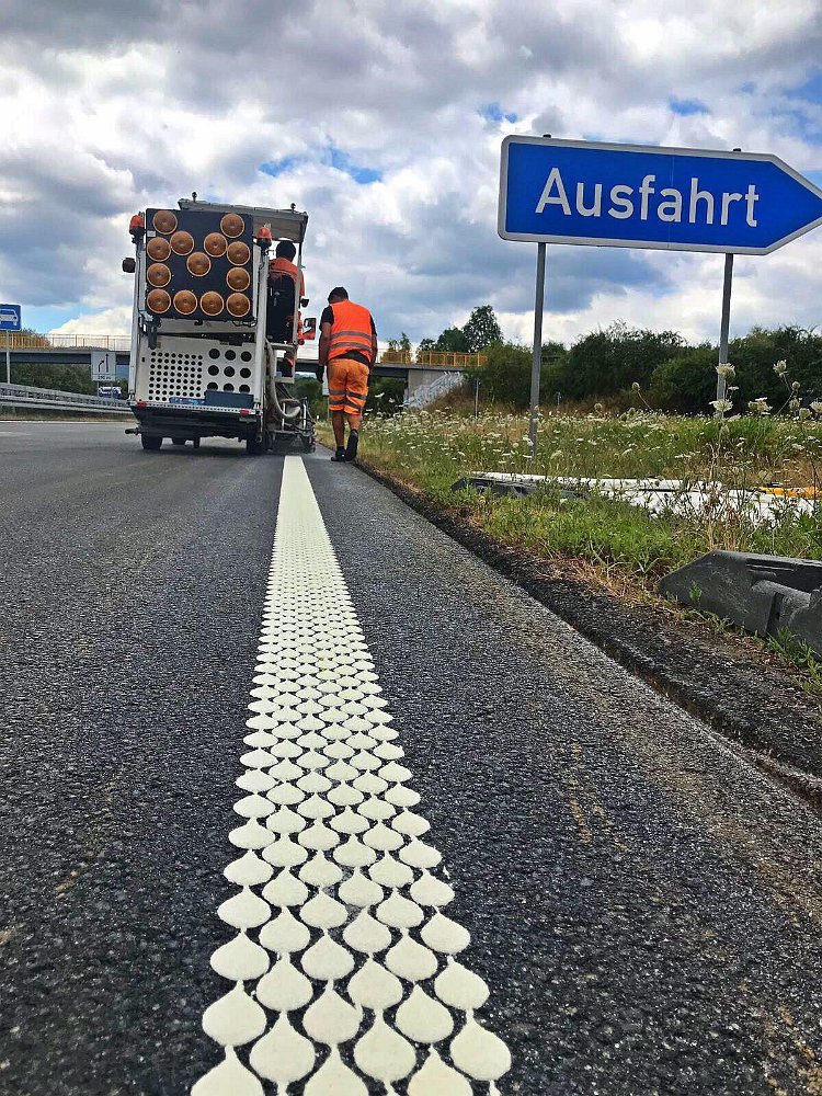 Spurmarkierungen und Leitlinien auf Asphaltfahrbahn – abgeschlossene Markierungsarbeiten