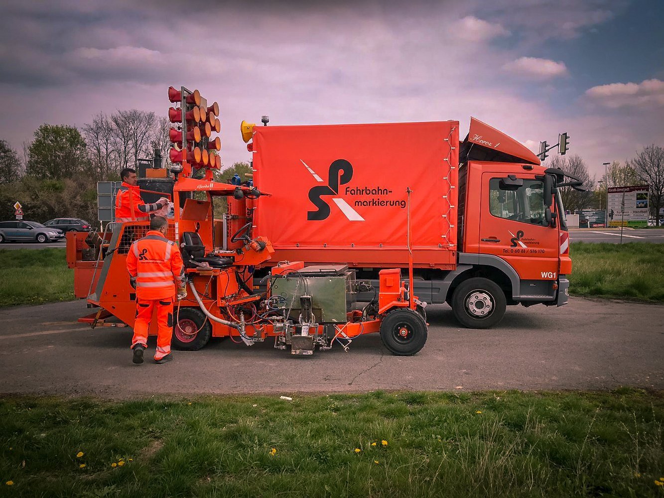 Fahrbahnmarkierung auf neuer Straße – frische weiße Markierungen auf dunklem Asphalt
