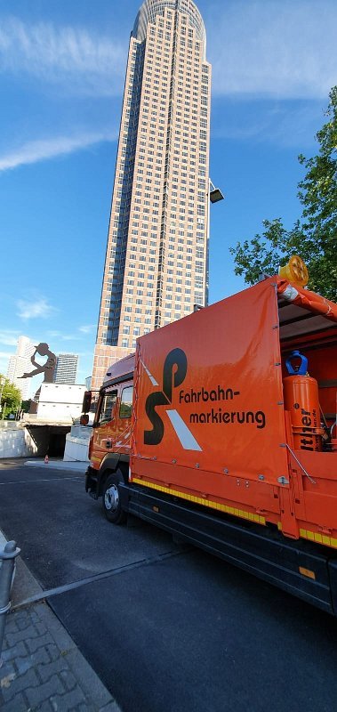 SP-Markierungsmaschine im Einsatz – Fahrbahnmarkierungsarbeiten auf der Straße