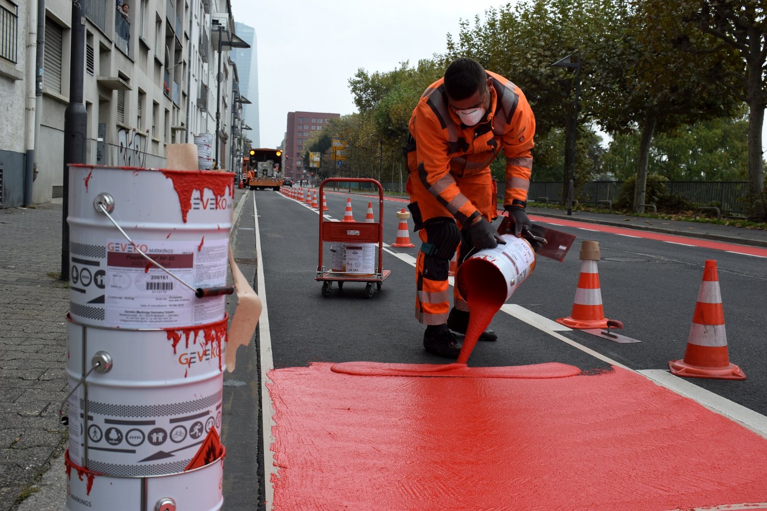 Pfeilmarkierungen und Spurlinien auf Asphalt – frisch aufgebracht