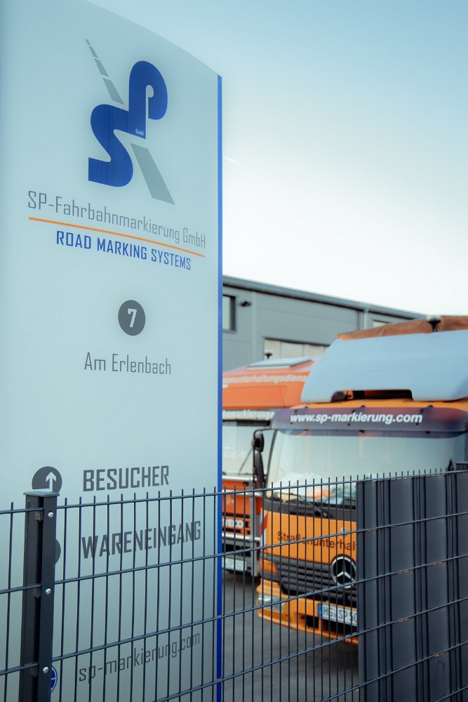 SP-Fahrbahnmarkierung GmbH – Firmenschild am Standort Am Erlenbach 7, Wehrheim