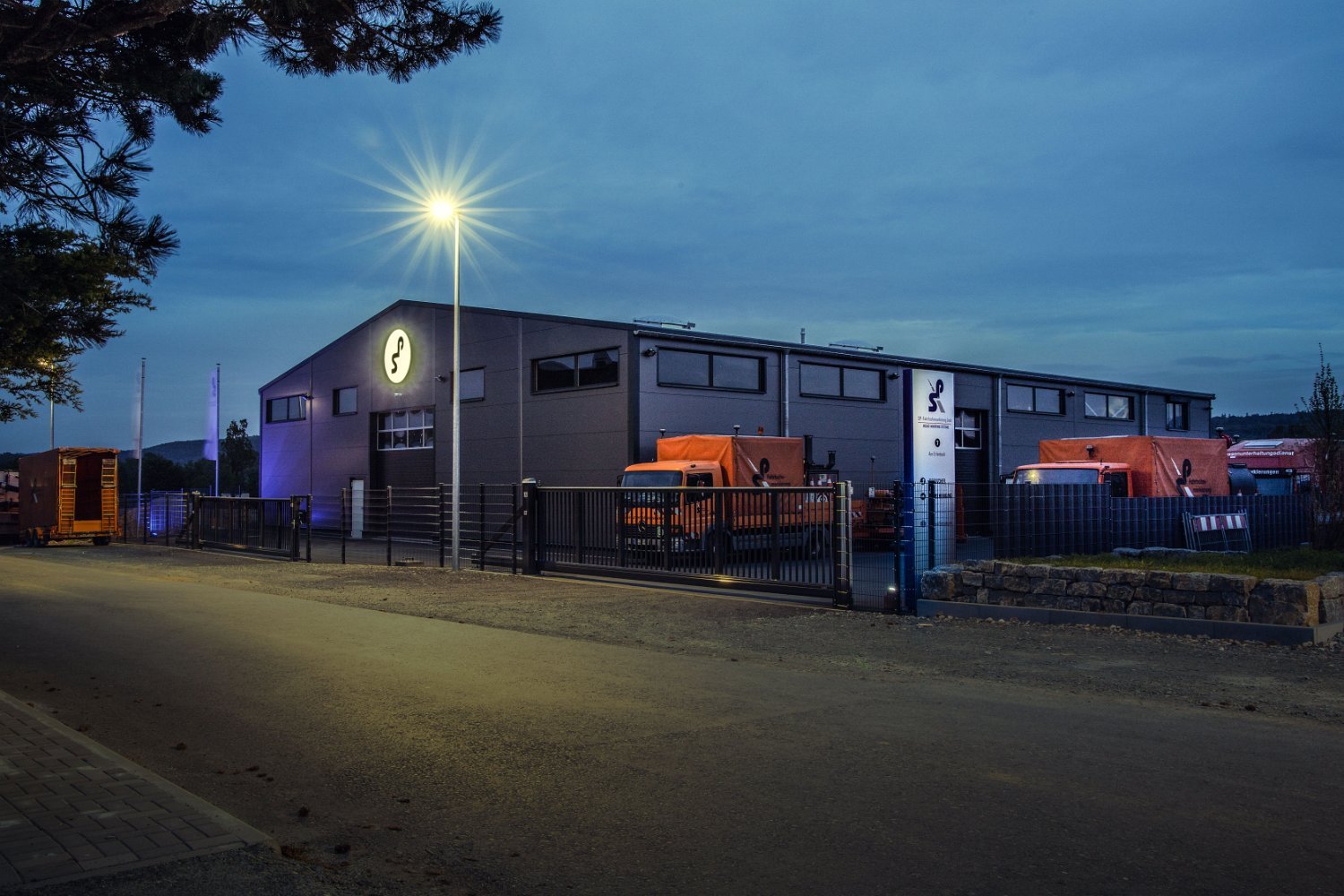 SP-Firmengebäude Wehrheim bei Nacht – illuminiertes SP-Logo