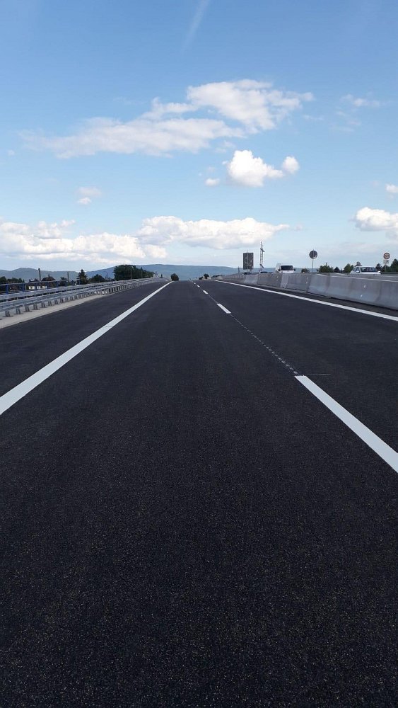Frisch markierte Fahrbahn – neue Fahrbahnmarkierungen nach Asphaltierung