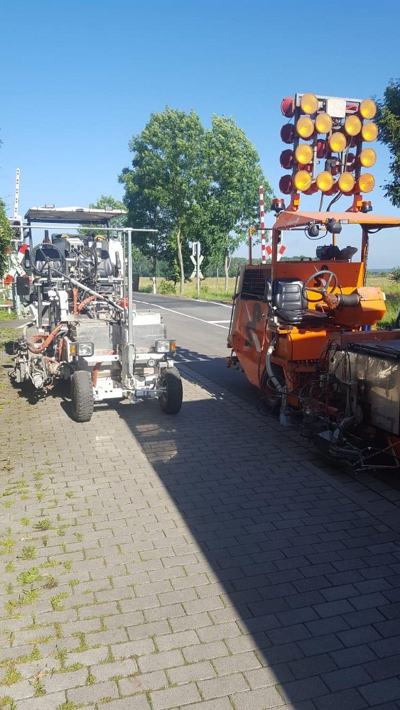SP-Fahrzeuge bei Fahrbahnmarkierungsarbeiten auf der Autobahn