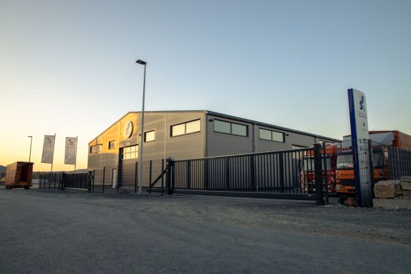 Der SP-Firmenstandort in Wehrheim im Abendlicht