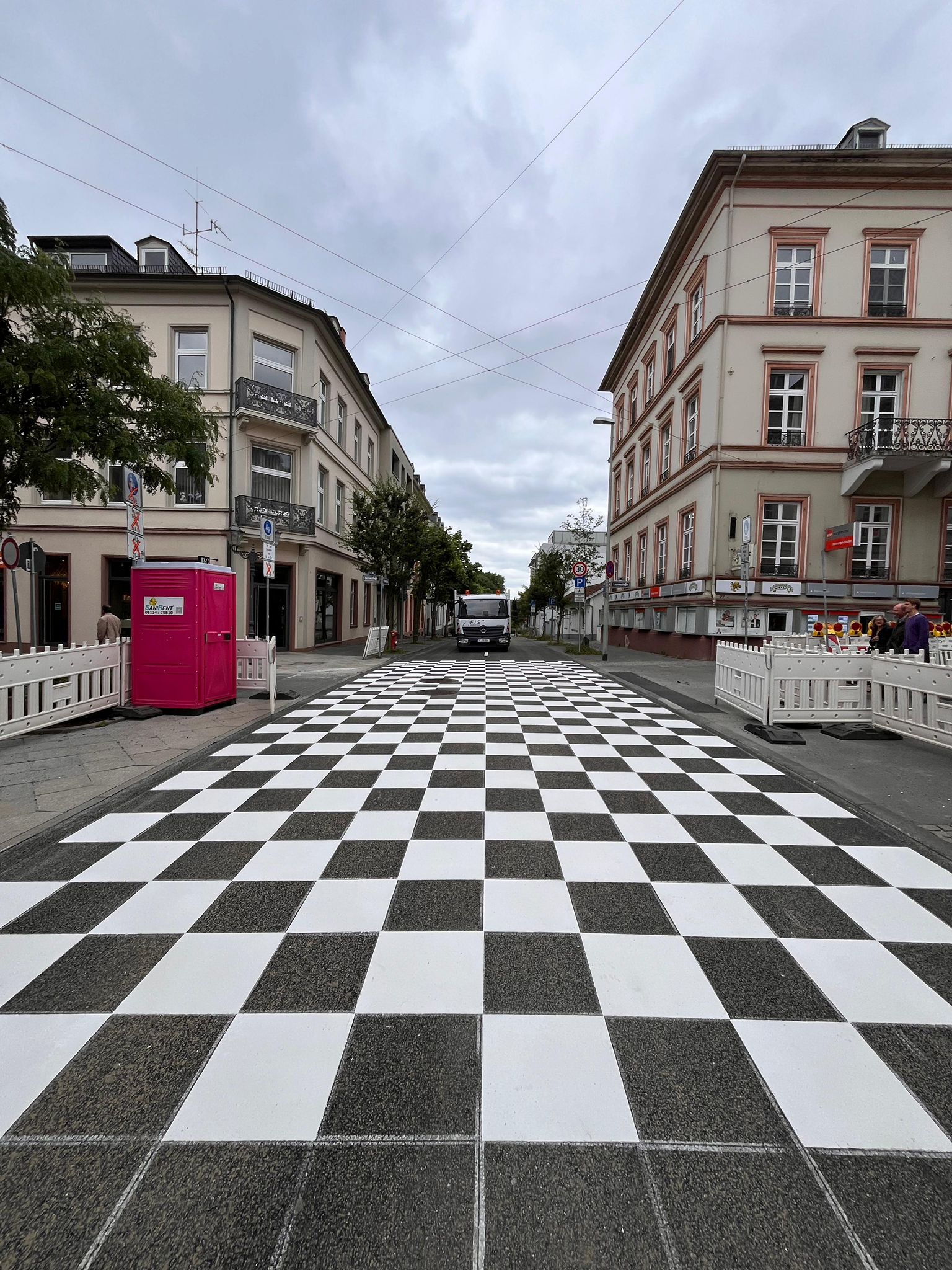 Schachbrettmarkierung in einer Fußgängerzone – Sondermarkierung im Stadtbereich