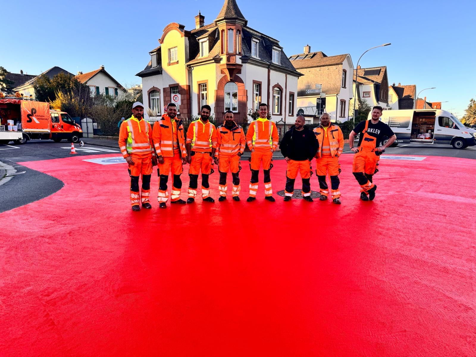 Das SP-Team auf einer frisch markierten roten Platzfläche