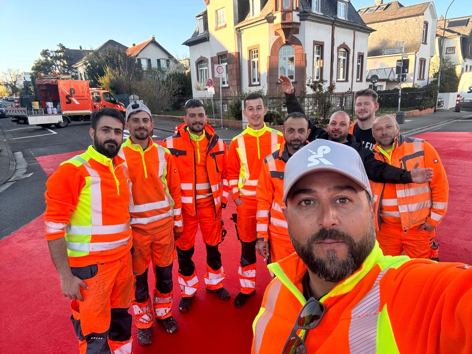 SP-Team – Gruppenfoto auf einer roten Sondermarkierung