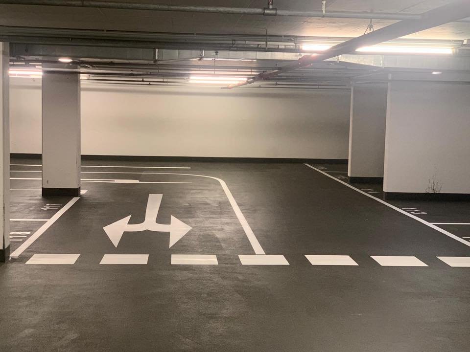 Tiefgarage Leitmarkierungen – Richtungspfeile und Quermarkierungen